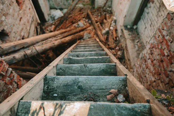 Old wooden staircase descending down. — Stock Photo, Image