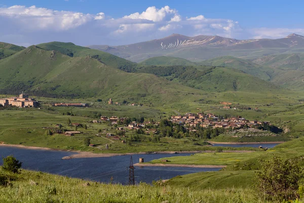 Vista de la aldea y embalse de Kechut en la región de Vayots Dzor de la República de Armenia . — Foto de Stock