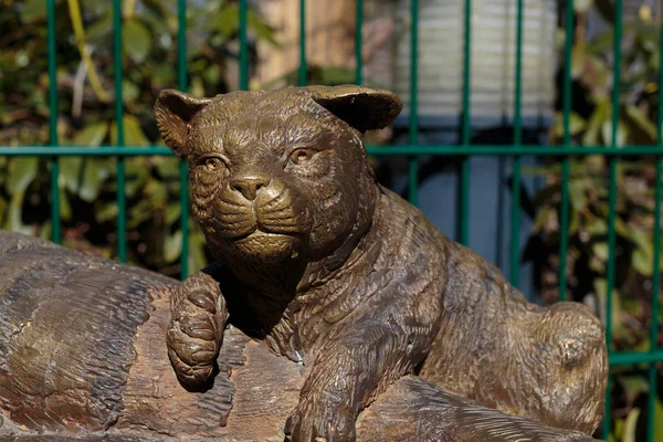 Aslanlar Hayvanat Bahçesi adayı Korkeasaari Finlandiya üzerinde anıt.