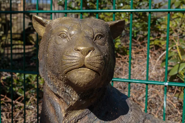 Aslanlar Hayvanat Bahçesi adayı Korkeasaari Finlandiya üzerinde anıt.