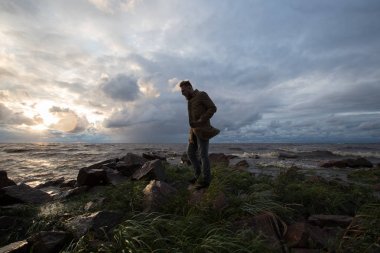 fırtınalı havalarda denizden adam.