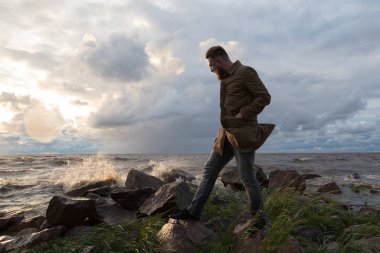 fırtınalı havalarda denizden adam.