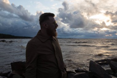 fırtınalı havalarda denizden adam.