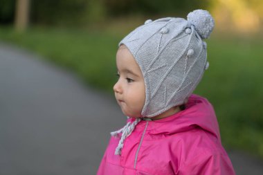 sonbahar parkta bir yürüyüş üzerinde küçük çocuk.