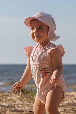 Küçük çocuk sahilde oynuyor