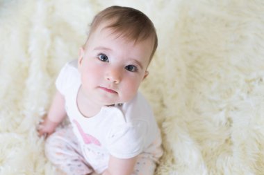 Küçük çocuk yatak portre portre üzerinde oturan arıyorsunuz