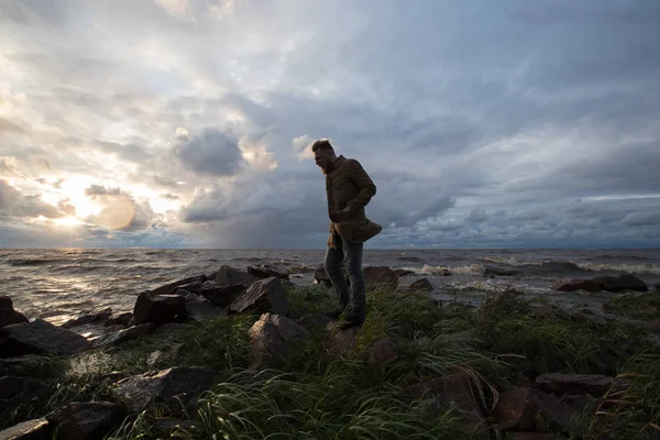 fırtınalı havalarda denizden adam.