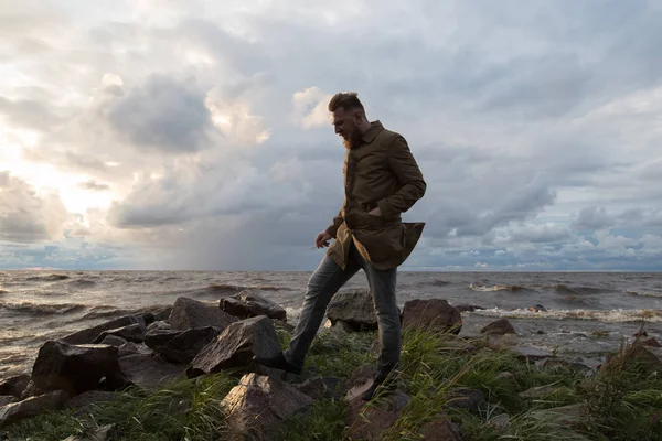 Mann am Meer bei stürmischem Wetter. — Stockfoto