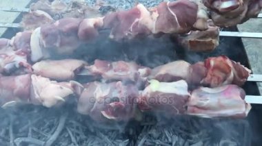 kömür üzerinde şiş kebap