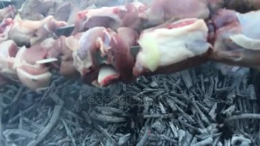 kömür üzerinde şiş kebap