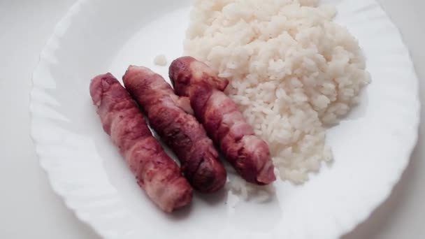 Рис с сосисками — стоковое видео