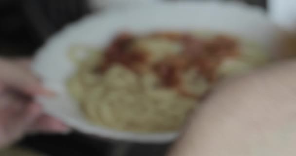 意大利面食的调味肉 — 图库视频影像