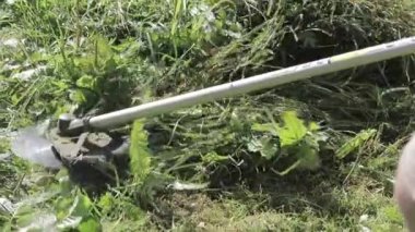 Tırpan bıçağı düzeltici ağır çekimde çim mows.