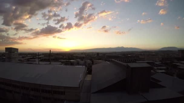 Sera il movimento delle nuvole sulla zona circostante, Yerevan, Armenia timelapse video . — Video Stock