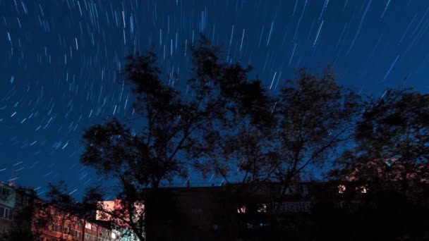 Ночное движение звездных линий над домами Ереван, Армения Видео . — стоковое видео