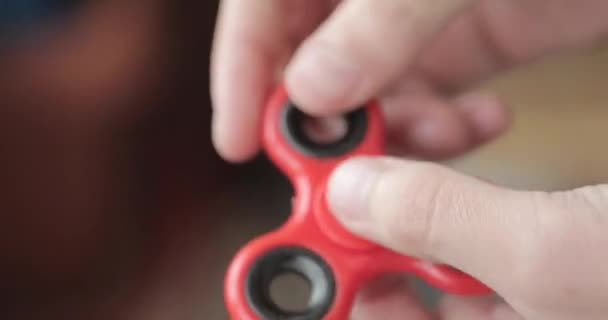 Spinner i händerna på en närbild. — Stockvideo