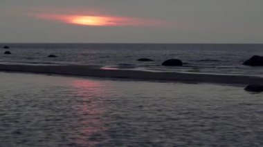 Baltık Denizi kıyısında günbatımı.