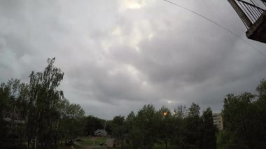 bulutlar üzerinde yerleşim timelapse.