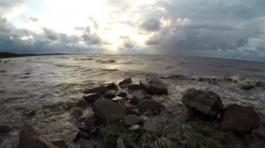 Fırtınalı havada kıyıda