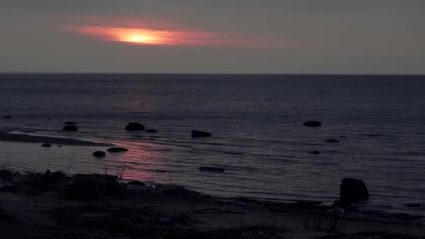 Pôr do sol na costa do Mar Báltico . — Vídeo de Stock