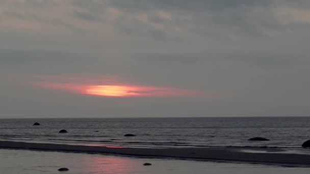 Ηλιοβασίλεμα στην ακτή της Βαλτικής θάλασσας. — Αρχείο Βίντεο