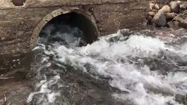 River drain In slow motion. — Stock Video