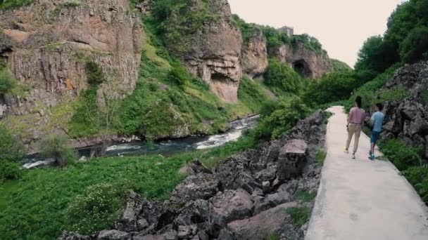 Kasaba Jermuk Arpa nehir, Ermenistan yakınındaki turist yürümek. — Stok video