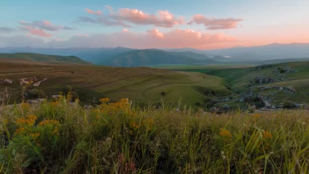 緑のアルメニア谷のタイムラプス ビデオ上の雲の動き. — ストック動画