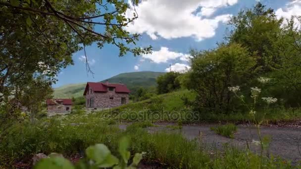 Ruchu chmur nad zieloną dolinę ormiański timelapse wideo. — Wideo stockowe