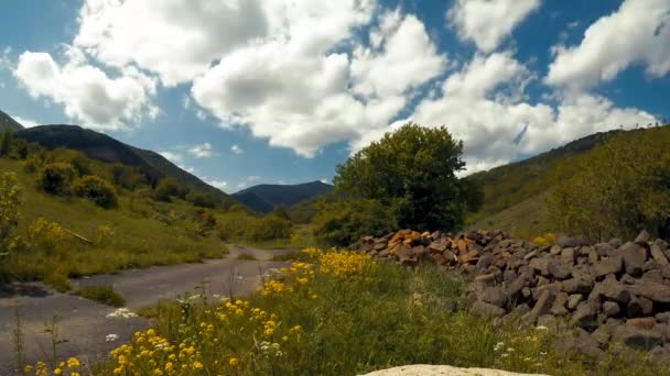 Verkeer van wolken boven de groene vallei van de Armeense timelapse video. — Stockvideo