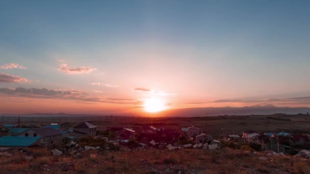 Sonnenuntergang über dem Dorf Eriwan, Armenien Zeitraffer-Video. — Stockvideo