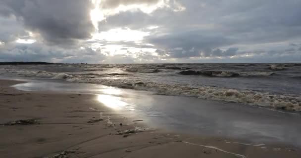 En la playa del mar en tiempo tormentoso . — Vídeo de stock