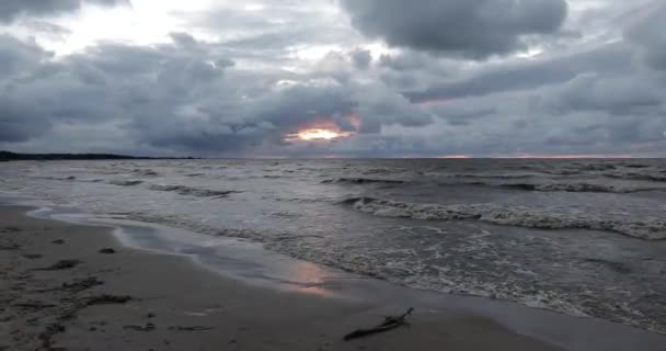 Playa de mar en tiempo tormentoso en la puesta del sol . — Vídeos de Stock