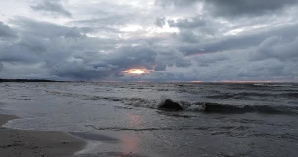 บนชายหาดในสภาพอากาศที่มีพายุ . — วีดีโอสต็อก