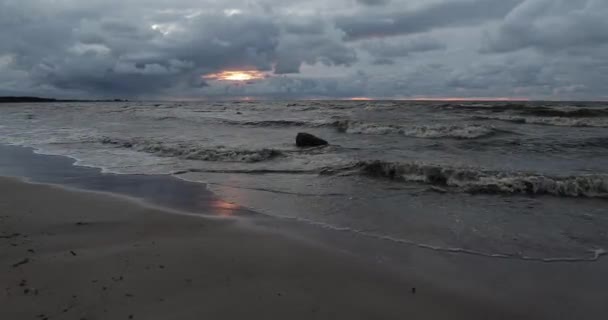 Praia do mar em tempo tempestuoso No pôr do sol . — Vídeo de Stock