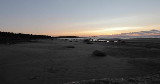 På en öde strand i solnedgången. — Stockvideo