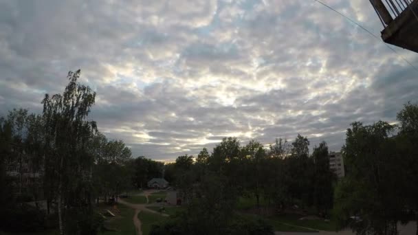 Nubes sobre el lapso de tiempo del asentamiento . — Vídeos de Stock