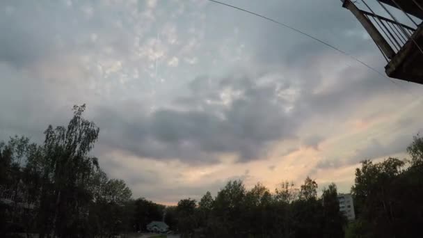 Nubes sobre el lapso de tiempo del asentamiento . — Vídeos de Stock