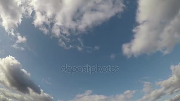 Wolken durch Fischaugen-Zeitraffer. — Stockvideo