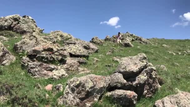 Турист в горах Армении . — стоковое видео