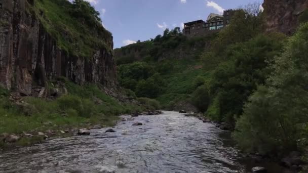 Floden Arpa, jermuk, Armenien — Stockvideo