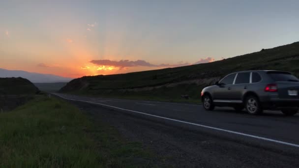 Gün batımında, Ermenistan'ın dağlarında yol. — Stok video