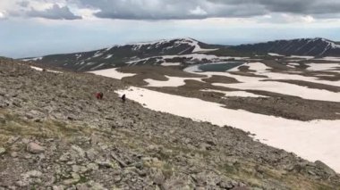 İnsanlar, Ermenistan'ın dağlarda.