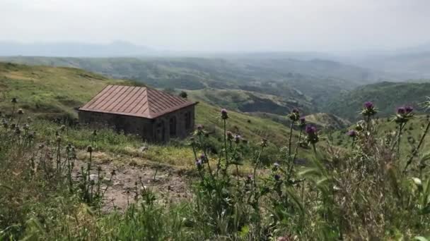 Huis in de bergen van Armenië — Stockvideo