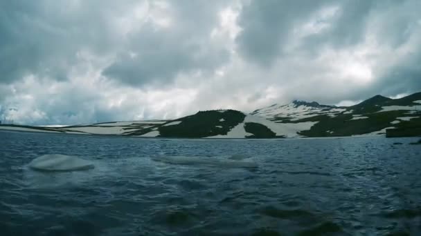 Vysoké horské jezero Kari, Aragats, Arménie timelapse video. — Stock video