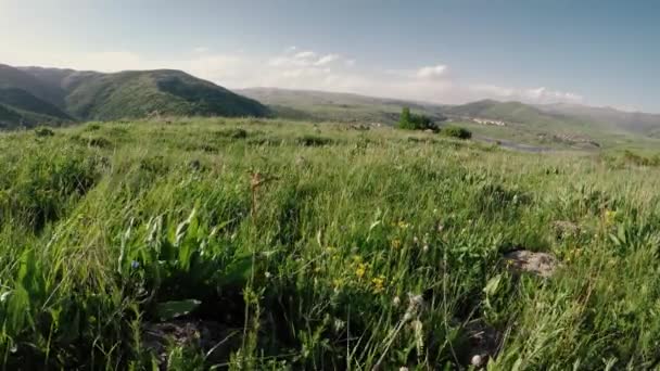 Verkeer van wolken boven de groene Armeense-vallei. — Stockvideo