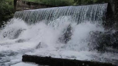 Yavaş çekimde şelale.