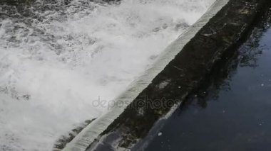 Yavaş çekimde şelale.