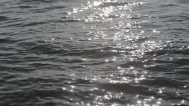 Su içinde güneşin parlamasını.