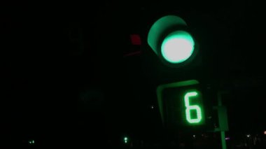 Gece trafik ışığı.